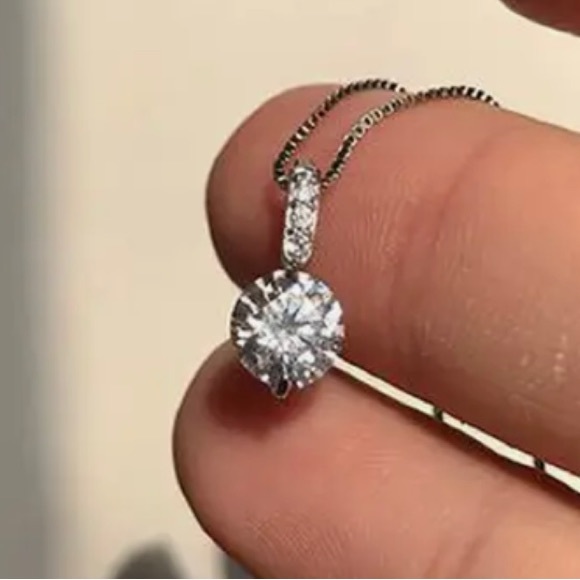 Vintage Style Simple Rhinestone Pendant Necklace - Picture 10 of 10